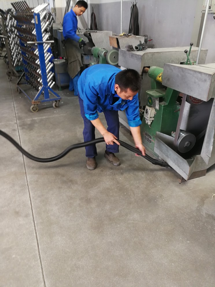 江都某五金加工廠使（shǐ）用我公司EX80氣動防爆（bào）吸塵器