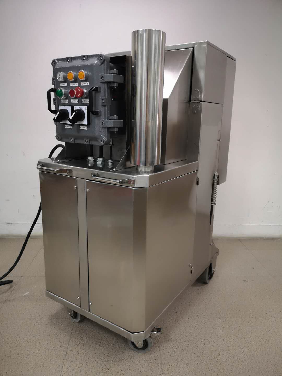 大功（gōng）率電動防爆工業吸（xī）塵器-1